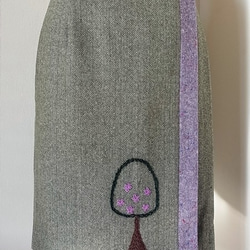 ヘリボーンのウール巻きスカート（木の刺繍） 2枚目の画像