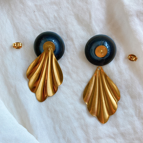 vintage- ヴィンテージボタンと真鍮プレートのピアス ピアス（スタッド 
