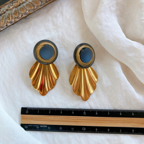 vintage- ヴィンテージボタンと真鍮プレートのピアス ピアス（スタッド 