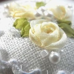 リボン刺繍マカロンコインケース☆彡黄色のバラ☆彡 3枚目の画像