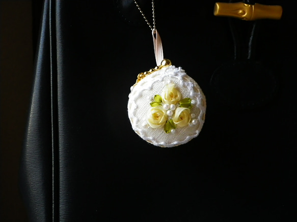 リボン刺繍マカロンコインケース☆彡黄色のバラ☆彡 5枚目の画像