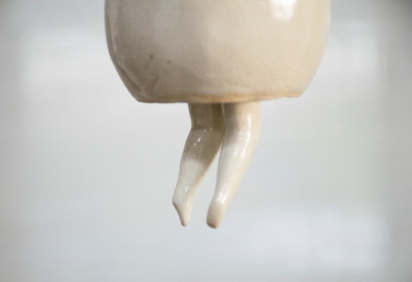 スノーマンの陶器オーナメント - 白／赤帽子 2枚目の画像