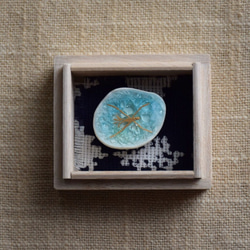陶とガラスの「水たまりにアメンボ」帯留め 3枚目の画像