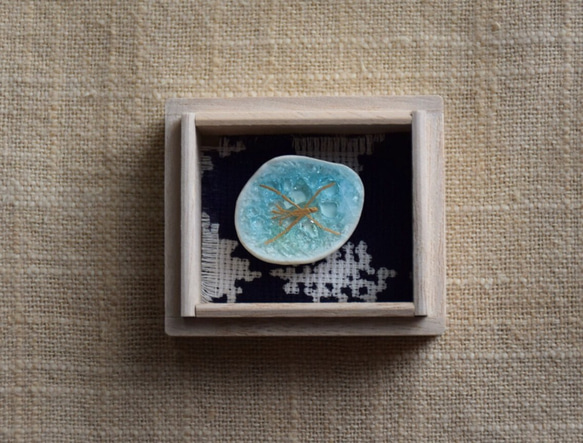 陶とガラスの「水たまりにアメンボ」帯留め 3枚目の画像