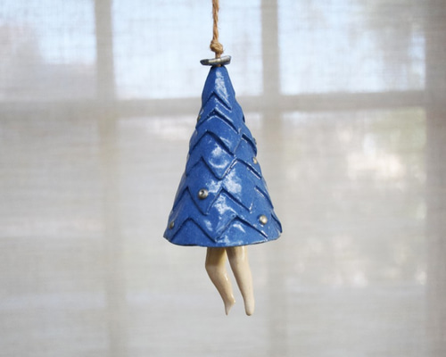 青い陶器のクリスマスツリーと天使のフィギュア 青い陶器のクリスマスツリーと天使のフィギュア 青い陶器の