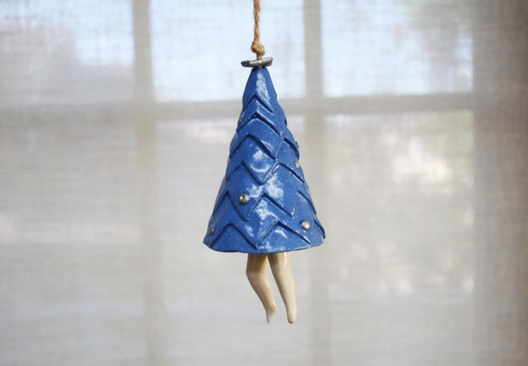 クリスマスツリーの陶器オーナメント - 青／シルバー星 立体