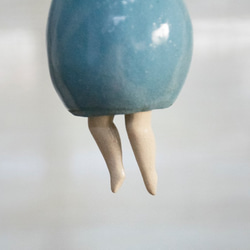 スノーマンの陶器オーナメント - 水色／白帽子 3枚目の画像