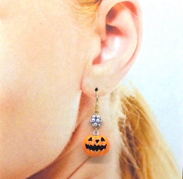 ハロウィン かぼちゃ と おばけ の ピアス  / ノンホールピアス 3枚目の画像