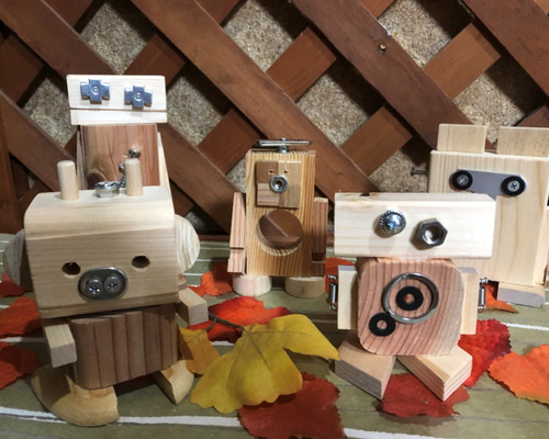 手作り木工・木製可動式ロボット(材料　ヒノキ材素地仕上げ) 廃木材ロボット：廃木材を使い表情豊かなロッボットを、イメージ似顔絵