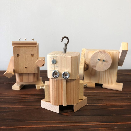 廃木材ロボット：廃木材を使い表情豊かなロッボットを、イメージ似顔絵