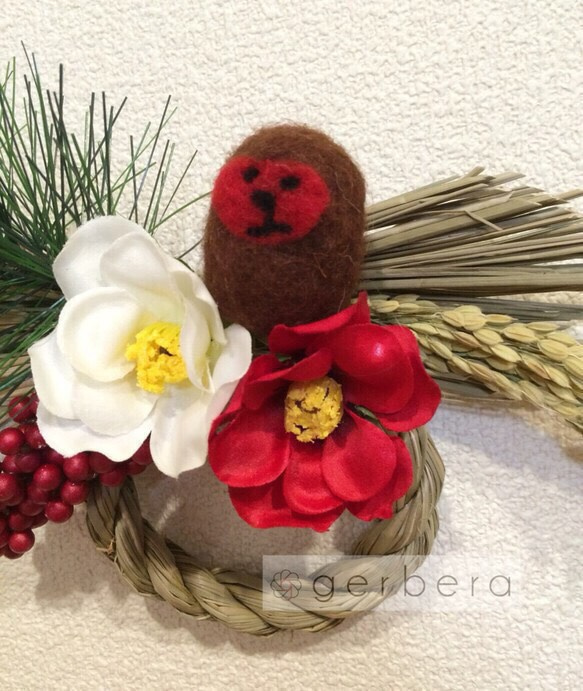 【再販】おさるさんと紅白椿のお正月飾り❀ 4枚目の画像