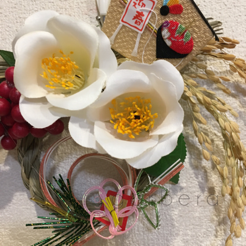 白椿のお正月飾り❀コマ柄絵馬 しめ縄・しめ飾り gerbera 通販 1577185