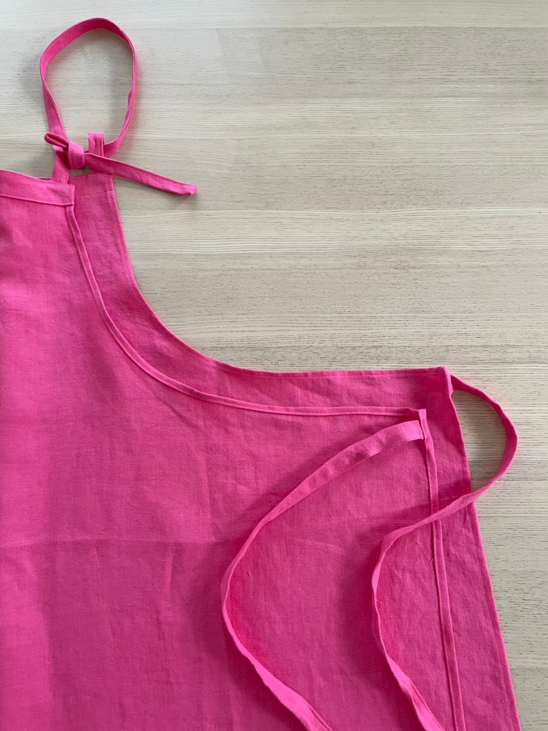 ワンちゃんとお揃いにできる！リネンエプロン（鮮やかなピンク）