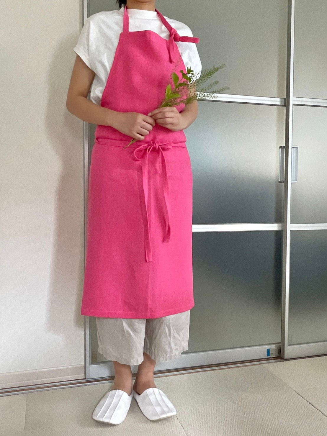ワンちゃんとお揃いにできる！リネンエプロン（鮮やかなピンク）