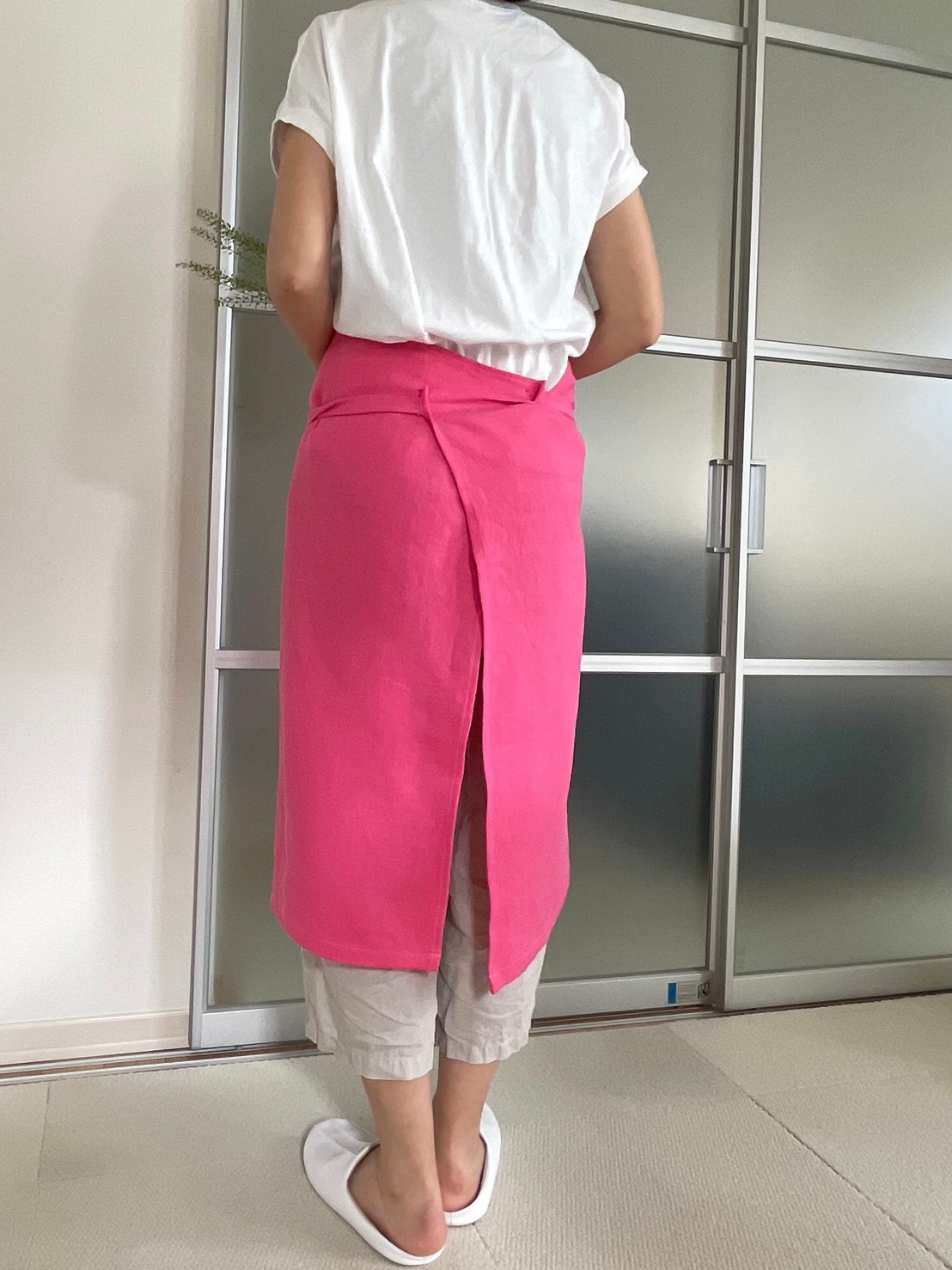 ワンちゃんとお揃いにできる！リネンエプロン（鮮やかなピンク）