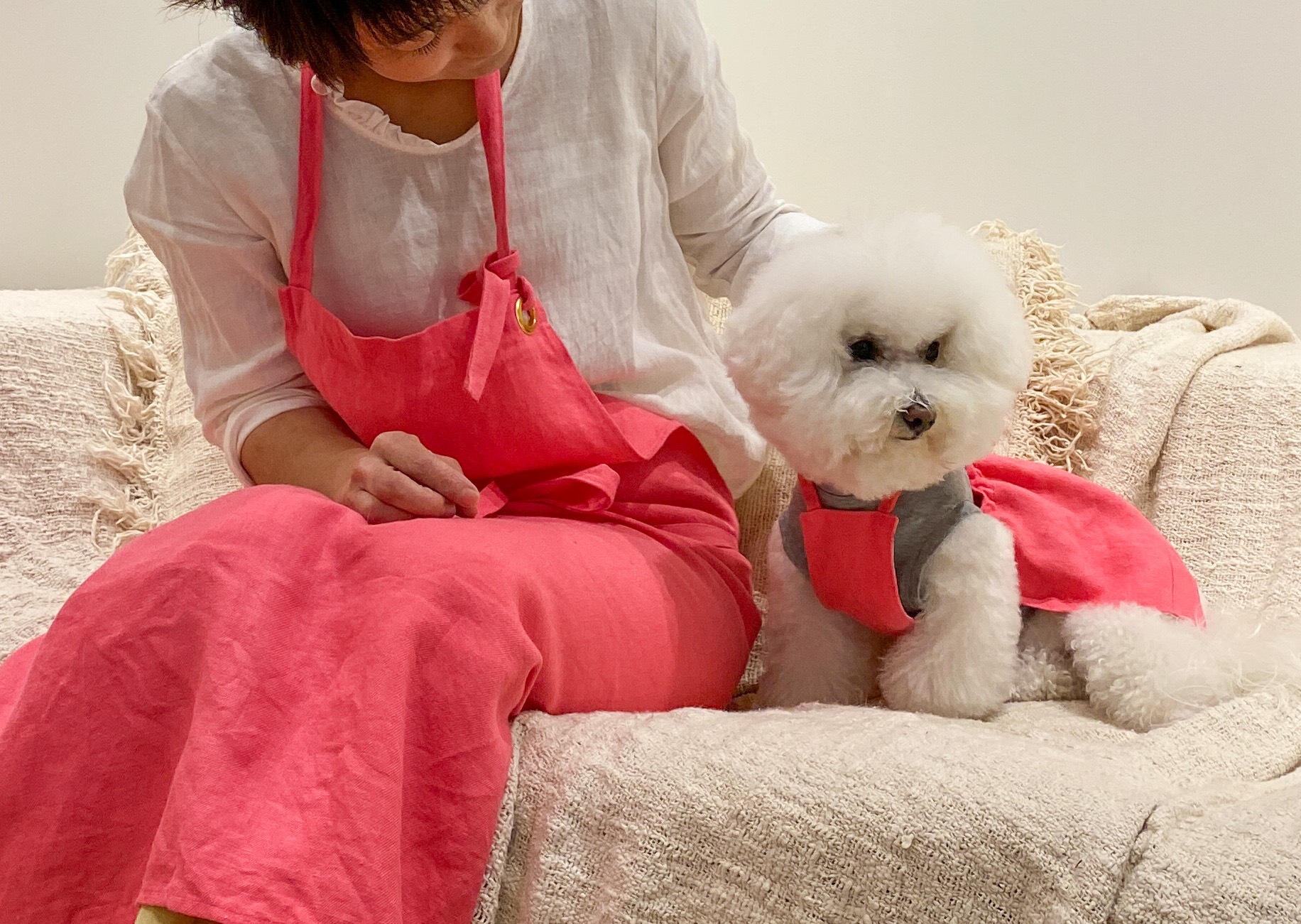 ワンちゃんとお揃いにできる！リネンエプロン（鮮やかなピンク）