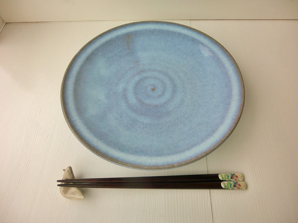 優しい天然灰の釉（青）丸皿 1枚目の画像