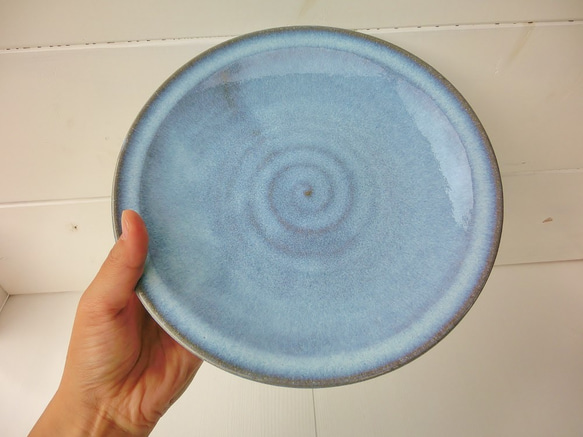 優しい天然灰の釉（青）丸皿 4枚目の画像
