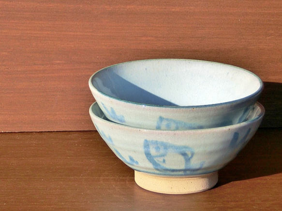 優しい天然灰の釉（青白）鉢　飯碗　魚モチーフ 2枚目の画像