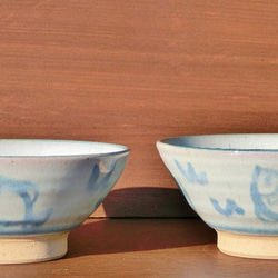 優しい天然灰の釉（青白）鉢　飯碗　魚モチーフ 3枚目の画像