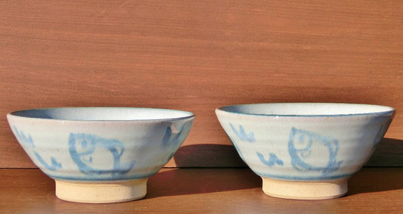 優しい天然灰の釉（青白）鉢　飯碗　魚モチーフ 3枚目の画像