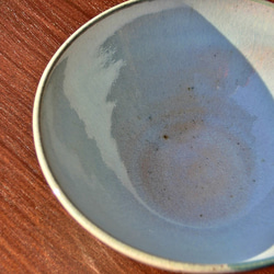優しい天然灰の釉（青白）鉢　飯碗　魚モチーフ 4枚目の画像