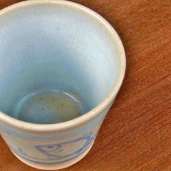 優しい天然灰の釉（青白）cup　魚モチーフ　フリーカップ 2枚目の画像