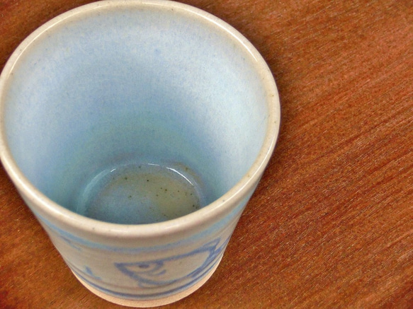 優しい天然灰の釉（青白）cup　魚モチーフ　フリーカップ 2枚目の画像