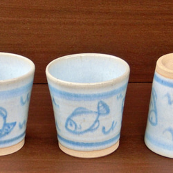 優しい天然灰の釉（青白）cup　魚モチーフ　フリーカップ 3枚目の画像