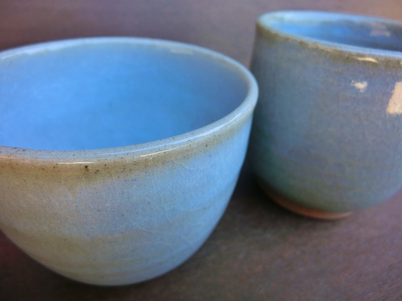 【在庫限り】優しい天然灰の釉（青）夫婦湯呑　ペア ２個セット 7枚目の画像