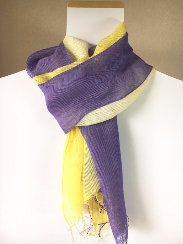 性別を選ばないシルクとレーヨンの優しいストールです