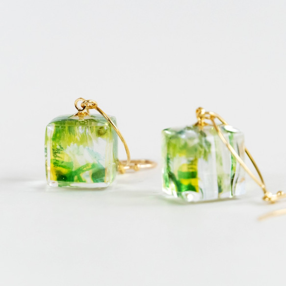 1247】ハンドメイド 緑色 花とリボンのピアス 花束 1247】ハンドメイド