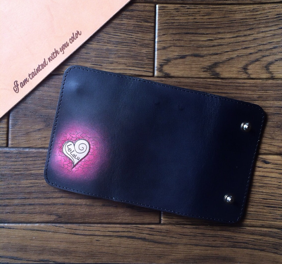 名入れ無料 ハート浮彫 本革 四連 キーケース カード入れ付き ピンク×黒 3枚目の画像