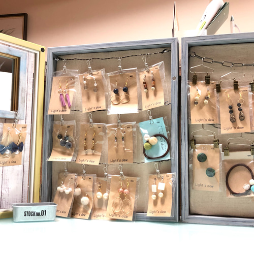 アクセサリー棚　ディスプレイ棚 Amazon.co.jp: MYmama 什器 アクセサリー 棚 ディスプレイ 木製