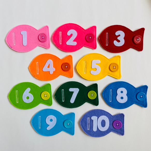 虹色カラーのおさかなさん☆フェルトのボタン練習用知育玩具 3枚目の画像