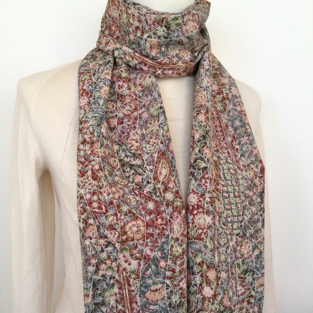 沙羅文様と楓文様、落ち着いた色合いのリバーシブルスカーフ