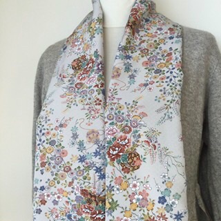 華麗な季節の花々と総絞りのリバーシブルスカーフ