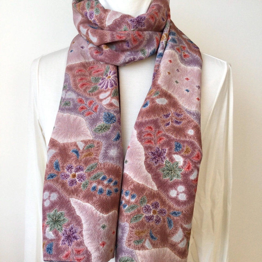 色鮮やかな絞りと落ち着きの深紫のリバーシブルスカーフ