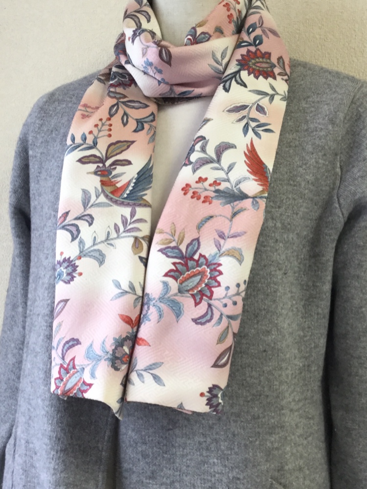 ピンク色のぼかし染めときりばめ風更紗   :   モダンな組み合わせのリバーシブルスカーフ