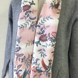 ピンク色のぼかし染めときりばめ風更紗   :   モダンな組み合わせのリバーシブルスカーフ 3枚目の画像
