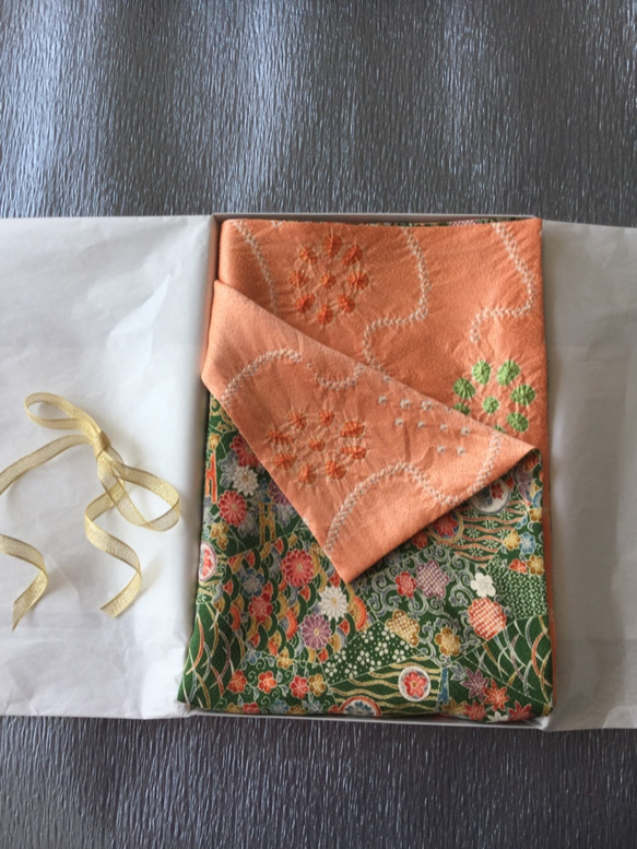 淡いオレンジ色と緑色のリバーシブルスカーフ   :   ポップな絞りに古典文様を合わせて 3枚目の画像