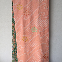 淡いオレンジ色と緑色のリバーシブルスカーフ   :   ポップな絞りに古典文様を合わせて 8枚目の画像