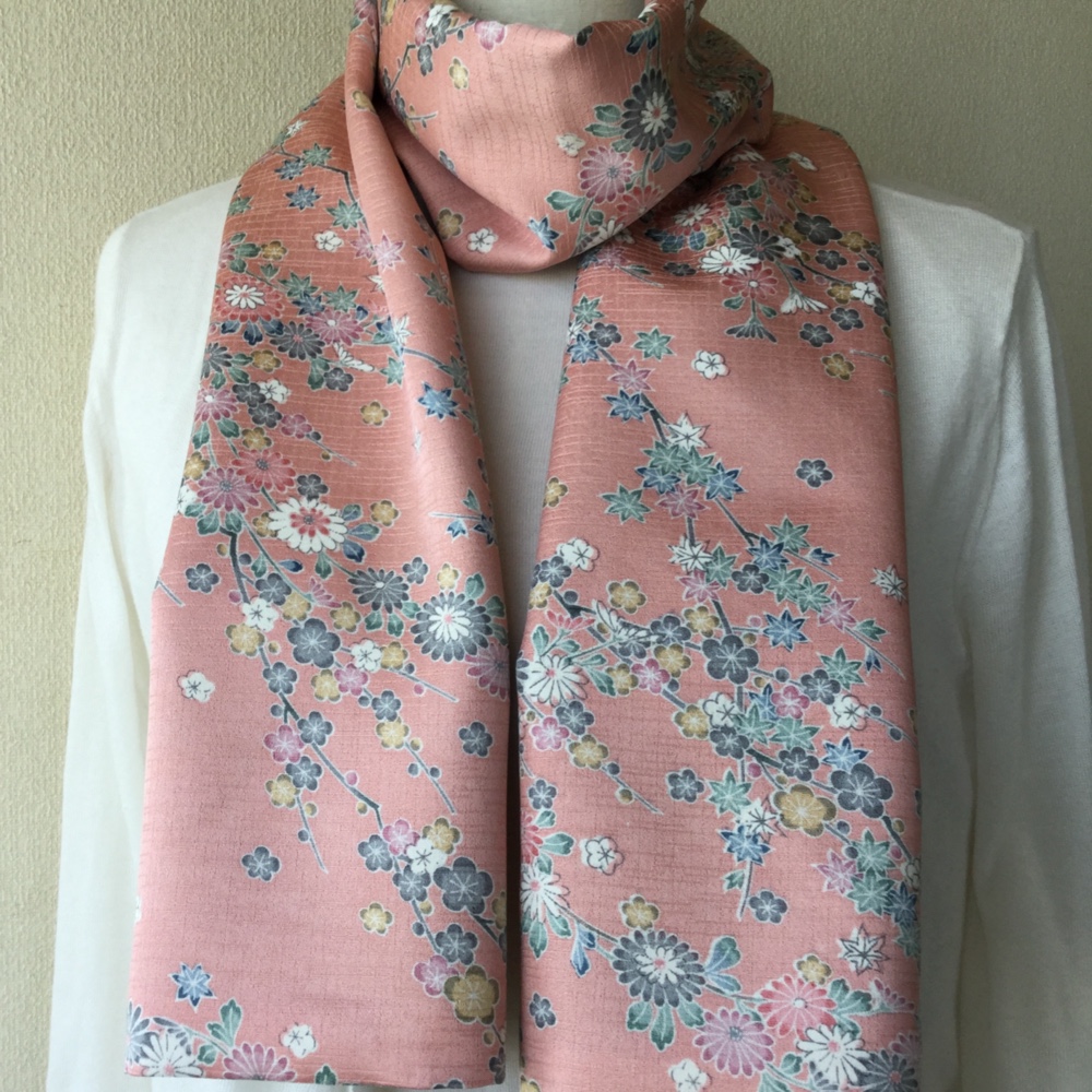 モダンと古典のリバーシブルスカーフ