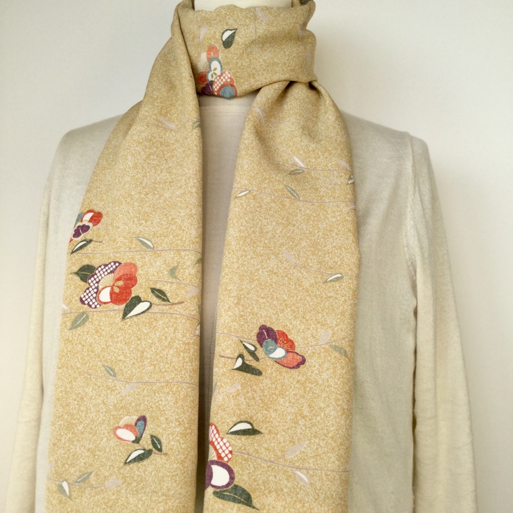 ベージュのたたき染めと二色使いの総絞り 気品あるリバーシブルスカーフ