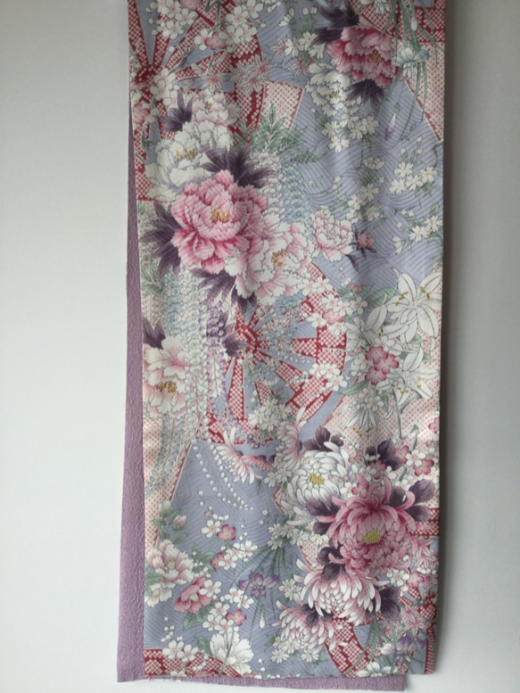 華やかな花文様のリバーシブルスカーフ 7枚目の画像