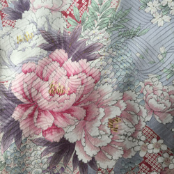 華やかな花文様のリバーシブルスカーフ 8枚目の画像