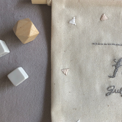 ベージュピンク×ミルクホワイトː小さな三角を散りばめた刺繍