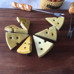 陶土】チーズのブローチ 2枚目の画像