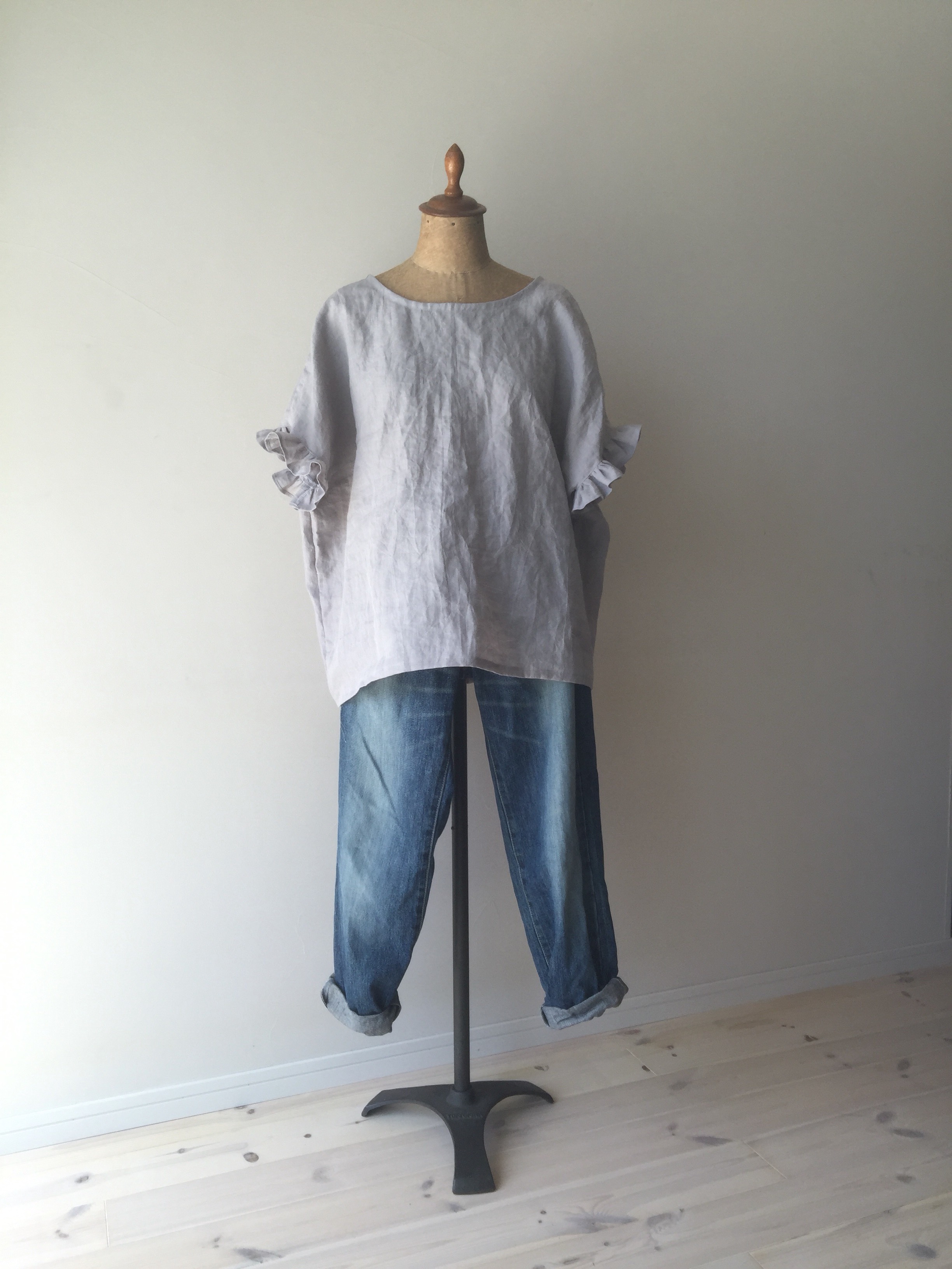 リネン100%フリル袖のプルオーバーグレー