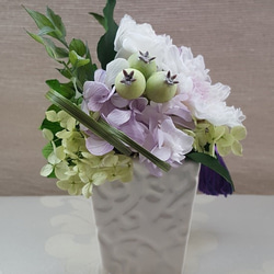 ミニサイズの仏花～ホワイト×パープル 3枚目の画像